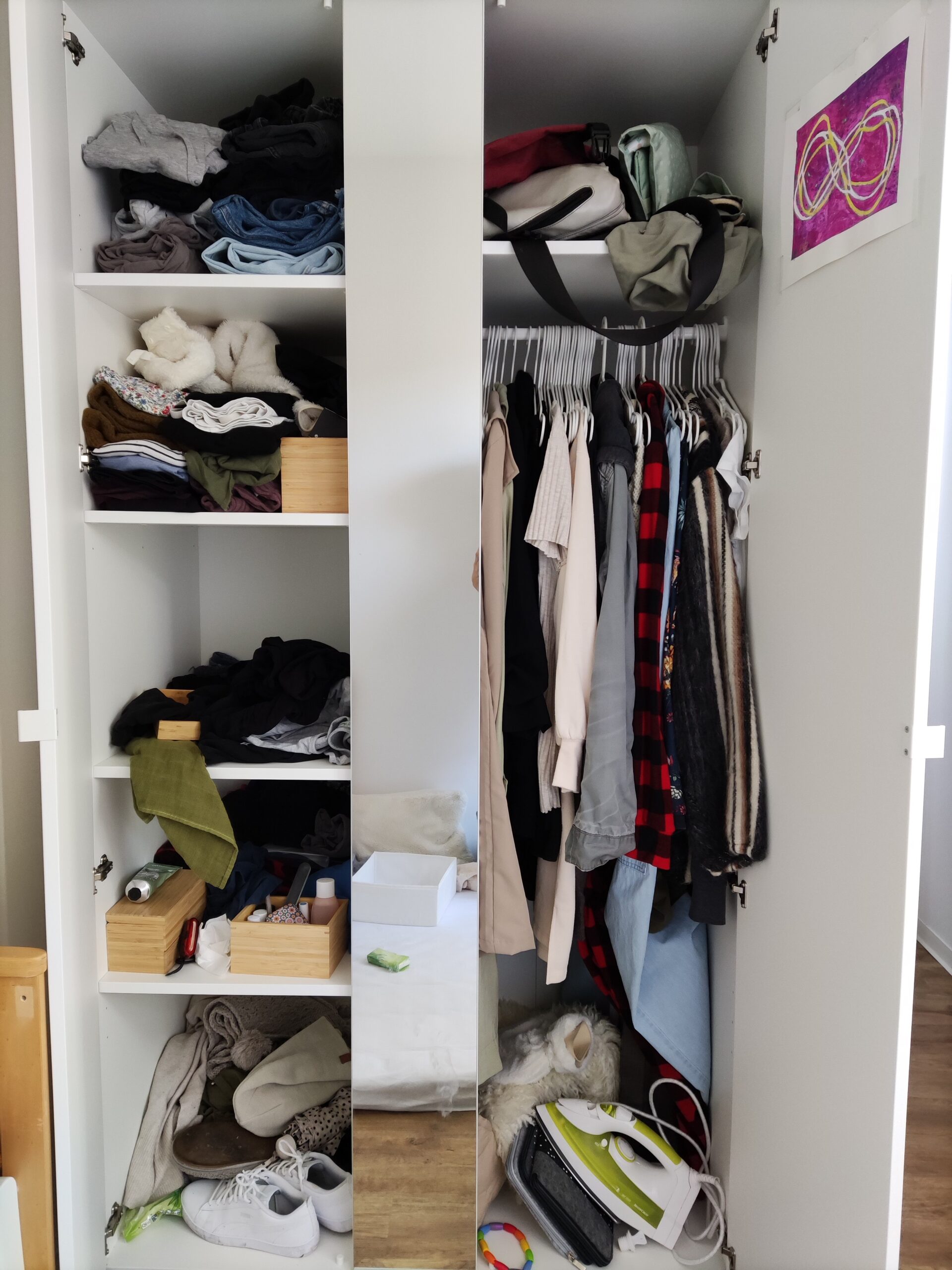 Schrank vor der Organisation